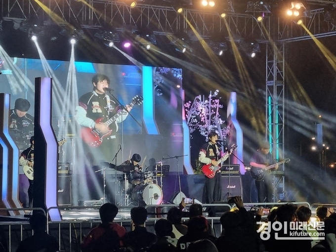 2024년 제9회 청소년동아리축제에서 밴드 동아리가 공연을 펼치고 있다. <사진=시흥시>