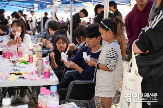 2024년 제9회 시흥시 청소년동아리축제에서 아이들이 체험 프로그램에 참여하고 있다. <사진=시흥시>