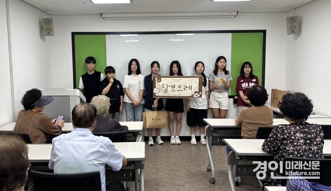 2025년 7월 제과제빵 동아리 ‘달보드레’가 어르신들에게 손수 만든 마들렌을 전달했다. <사진=시흥시>