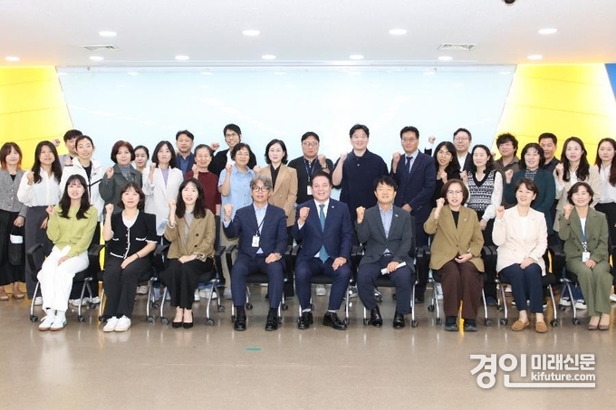 안양시 인재육성재단이 안양시 진로페스티벌 성과보고회를 진행하고 기념촬영을 하고 있다. <사진=안양시>