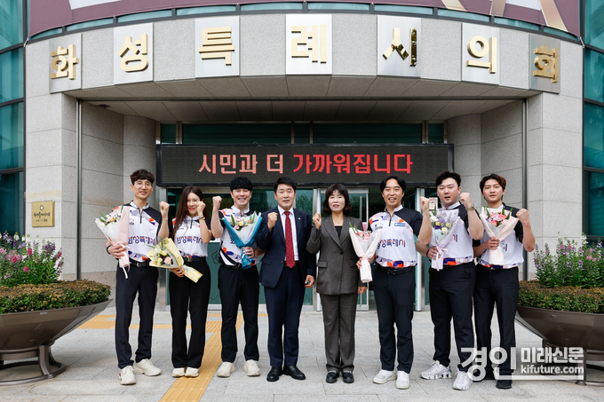 화성시의회가 ‘2025 동트는 동해컵 프로볼링대회’에서 개인전과 단체전을 석권한 팀 MK 글로리아 선수단을 초청 기념촬영을 하고 있다. <사진=화성시의회>