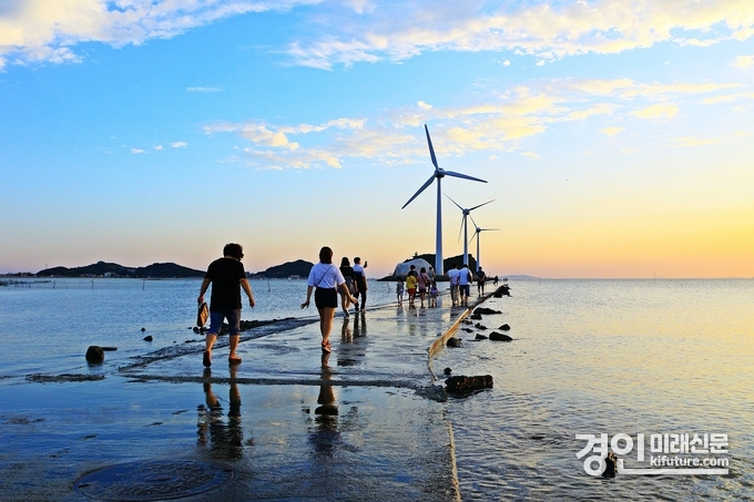관광객들이 탄도바닷길을 건너고 있다. <사진=안산시>