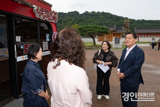 이재준 시장(오른쪽)이 행궁광장 안내소 근무자와 이야기를 나누고 있다. <사진=수원시>