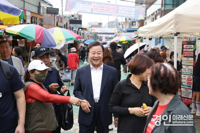 김성제 의왕시장이 추석을 앞둔 지난 2일 전통시장에서 시민들과 인사를 나누고 있다. <사진=의왕시>