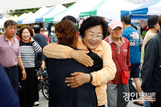 김경희 이천시장이 자난 4일 전통시장에서 시민들과 소통하고 있다. <사진=이천시>