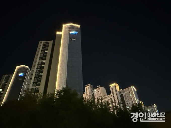 공동주택 야간경관조명 설치한 오산대역엘크루 아파트 단지 모습. <사진=오산시>