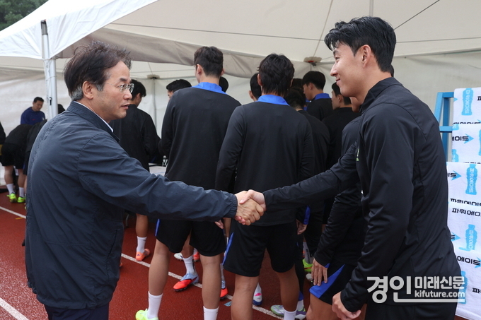 이동환 고양시장(왼쪽)이 훈련에 들어가는 손흥민 선수와 악수하고 있다. <사진=고양시>