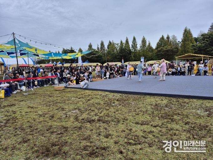 10일 오후 관광객들이 비가 오락가락하는 궂은 날씨에도 불구하고 바우덕이 축제를 즐기고 있다. <사진=민경호 기자>