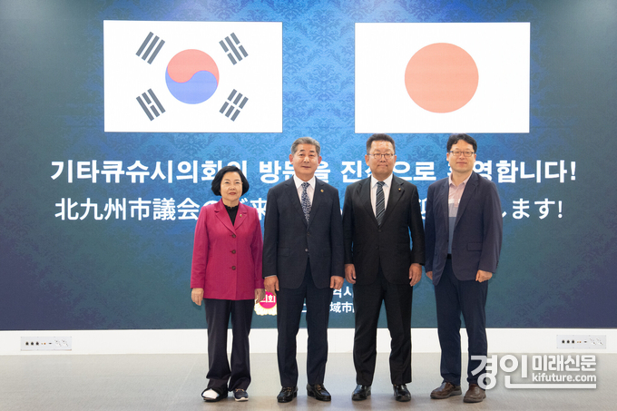 일본 기타큐슈시의회 대표단이 인천시민의 날을 맞아 인천시의회 방문해 정해권 의장(왼쪽 2번째)과 기념촬영을 하고 있다. <사진=인천시의회>