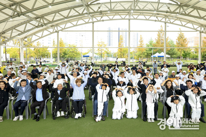 ‘제4회 척수장애인 화성시지회 어울림 축제’ 관계자들이 기념촬영을 하고 있다. <사진=화성시>