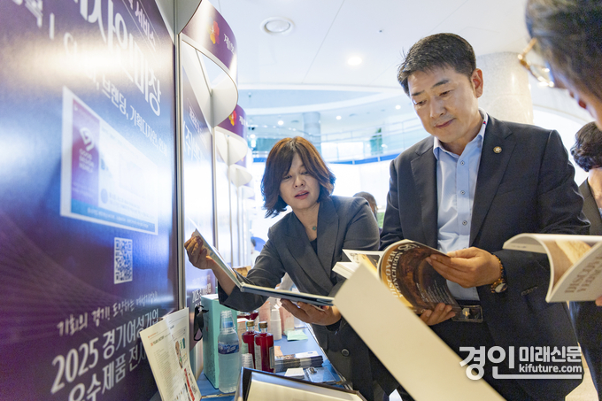 배정수 화성시의회 의장(가운데)이 여성기업 우수제품을 둘러보고 있다. <사진=화성시의회>