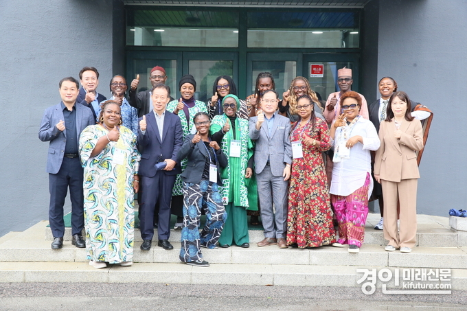 경기도인재개발원은 나이지리아 공무원을 대상으로 연수를 진행한 가운데 관계자들이 기념촬영을 하고 있다. <사진=경기도>