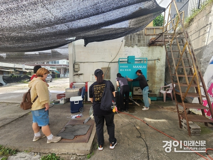 인천 남동구 관계자들이 환경오염 불법행위 특별 민관 합동점검을 실시하고 있다. <사진=남동구>