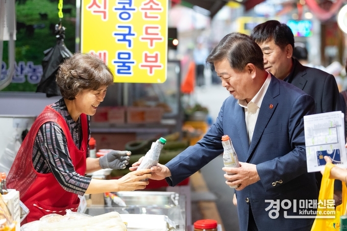 박승원 광명시장(오른쪽)이 전통시장을 이용하고 있다. <사진=광명시>