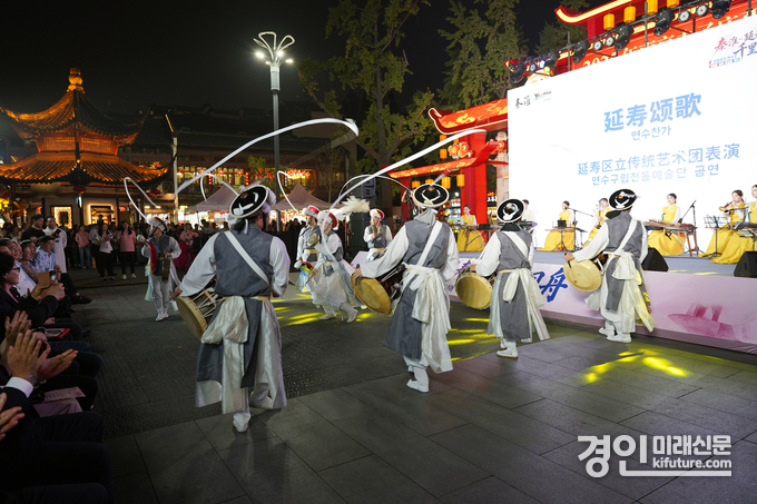 중국 장쑤성 난징시 친화이구 일대에서 열린 ‘2025 연수주간(Yeonsu Week in Nanjing)’ 행사에서 연수구립 전통예술단이 공연을 펼치고 있다. <사진=연수구>