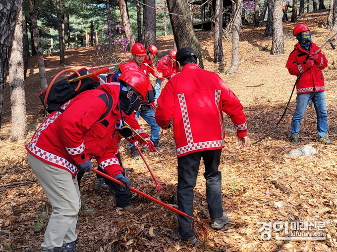 시흥시 관계자들이 산불진화 훈련을 실시하고 있다. <사진=시흥시>