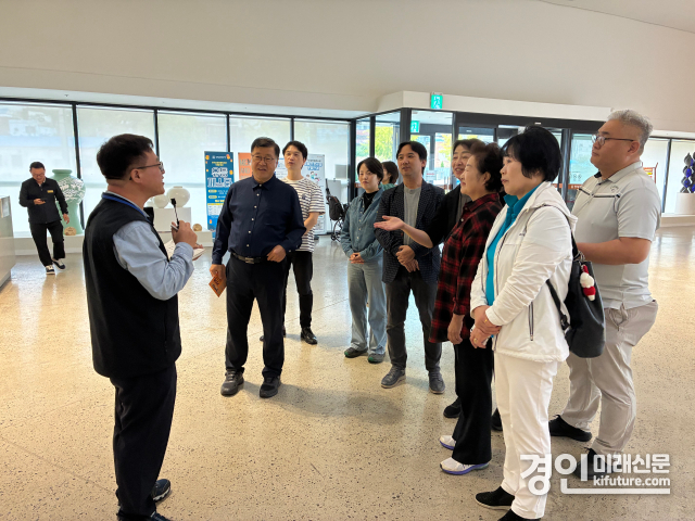 고양시의회 도시브랜드연구회가 경상남도 진주시를 방문해 관계자의 설명을 듣고 있다. <사진=고양시의회>