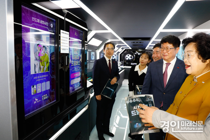 이천시가 SK하이닉스와 AI반도체 드림 버스 전달식을 개최하고 있다. <사진=이천시>