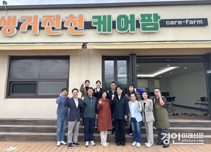 시흥시의회 교육복지위원회가 생거진천 케어팜을 방문하고 기념촬영을 하고 있다. <사진=시흥시의회>