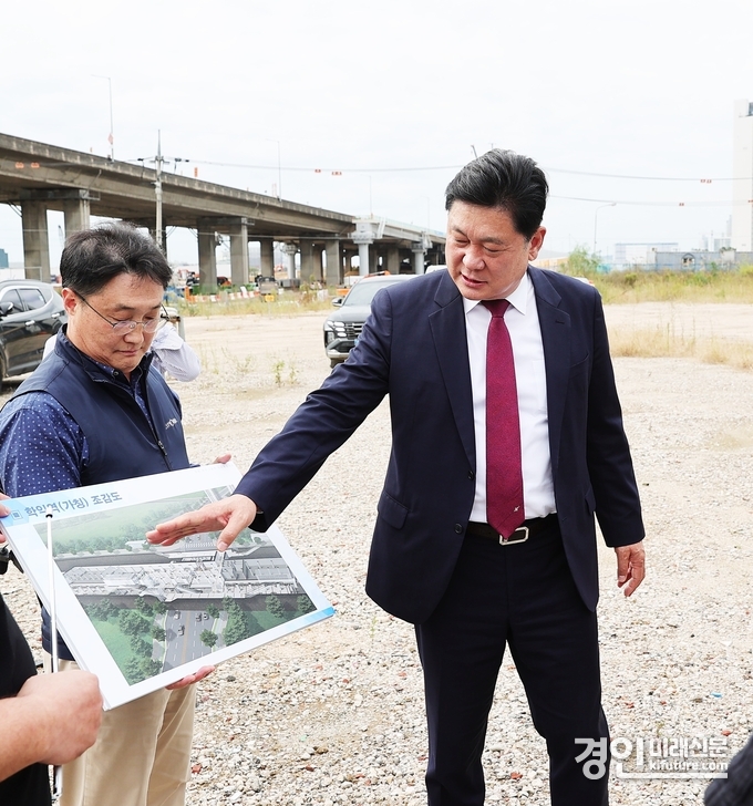 이영훈 인천 미추홀구청장이(오른쪽) 지난 15일 학익역(가칭) 신설 사업 현장을 방문해 공사 진행 상황을 점검하고 있다. <사진=미추홀구>