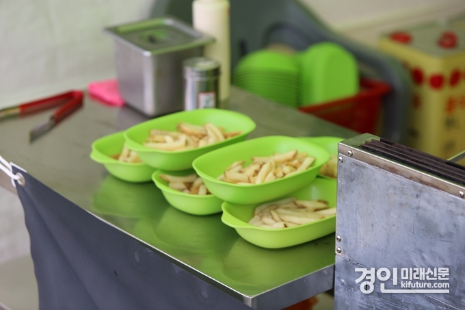 바우덕이 축제에서 다회용기를 사용하고 있는 모습. <사진=안성시>