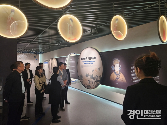 시흥시대표단이 중국 지난시청을 방문한 가운데 관계자의 설명을 듣고 있다. <사진=시흥시>