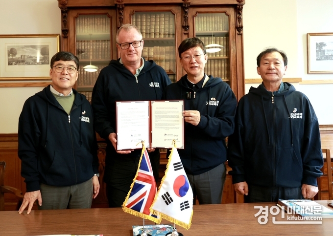 이민근 안산시장(오른쪽 2번째)이 세계 최대 공연예술 축제 프린지 협회와 교류 강화 협약을 체결하고 기념촬영을 하고 있다. <사진=안산시>