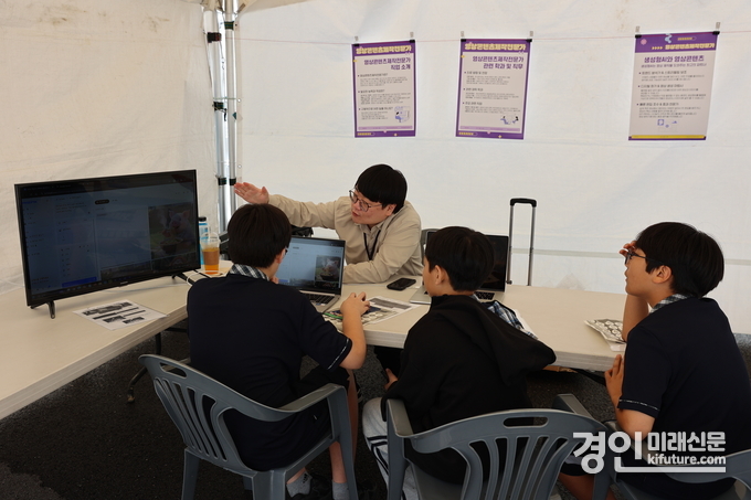 화성시 청소년들이 2025년 청소년 진로박람회에서 인공지능 실습 프로그램에 참여하고 있다. <사진=화성시>