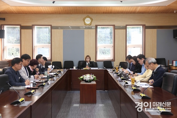 평택시의회 ‘평택 인공지능(AI) 정책연구회’가 중간 보고회를 진행하고 있다. <사진=평택시의회>