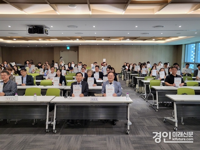 '제18회 민관 협력을 위한 합동 워크숍' 참석자들이 기념촬영을 하고 있다. <사진=경기도의회>