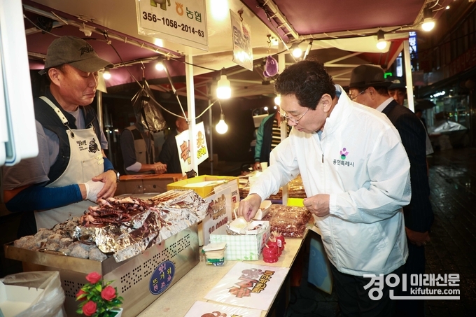 이상일 용인시장(오른쪽)이 17일 용인중앙시장 별빛마당 야시장에서 음식을 맛보고 있다. <사진=용인시>