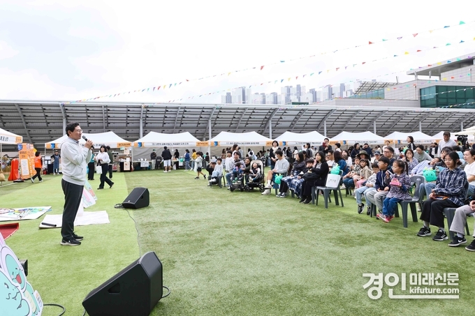 이상일 영인시장이 지난 18일 용인특례시청 하늘광장에서 열린 북페스티벌에서 인사말을 하고 있다. <사진=용인시>