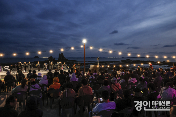 관광객들이 제부도 선셋 콘서트를 즐기고 있다 <사진=화성시>