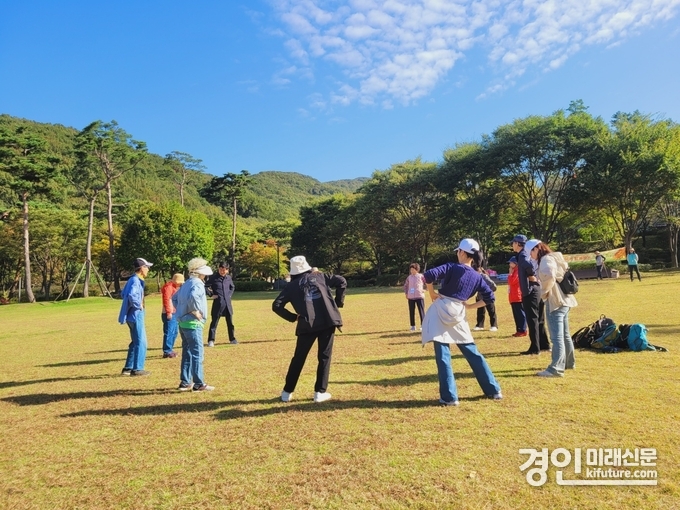 군포시가 치매가족 야외 나들이를 진행하고 있다. <사진=군포시>