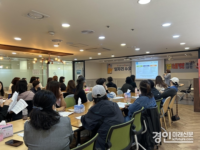 인천광역시교육청이 ‘찾아가는 조리실무사 채용설명회’를 개최하고 있다. <사진=인천교육청>