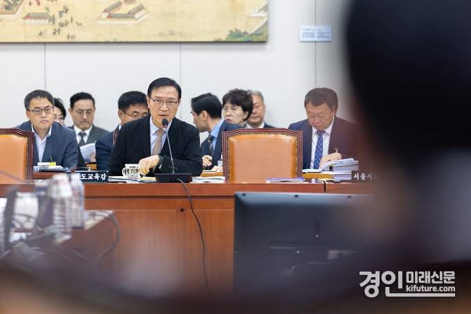 임태희 경기교육감이 국정감사에서 의원들의 질문에 답변을 하고 있다. <사진=경기교육청>
