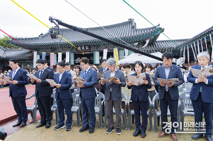 용주사 수륙대제에 참석한 내외빈들이 성공 기원 합창을 하고 있다. <사진=화성시의회>