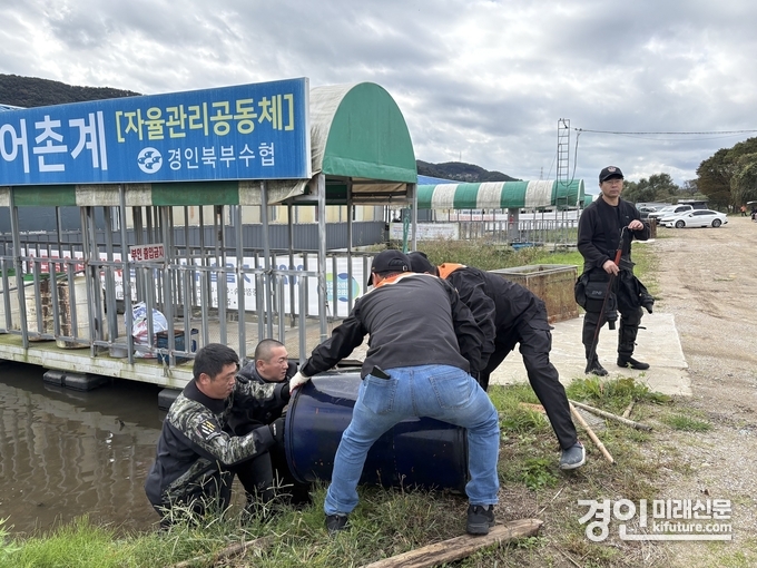 남양주시가 한국해양구조협회와 북한강변 ‘수중·수변 정화활동’을 펼치고 있다. <사진=남양주시>
