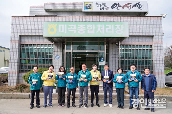 안성시의원들이 벼 수매 현장을 방문해 기념촬영을 하고 있다. <사진=안성시의회>