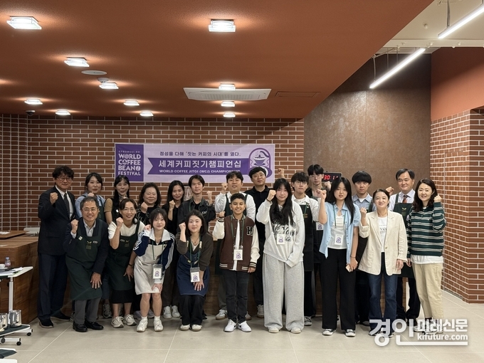 TOP10 결선 진출 선수와 가족, 심사위원들이 기념촬영을 하고 있다. <사진=대회조직위>