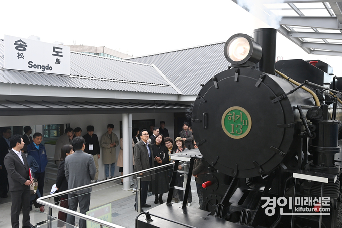 인천 연수구가 ‘구 송도역사’를 복원하고 개막식을 개최한 가운데 시민들이 둘러보고 있다 .<사진=연수구>