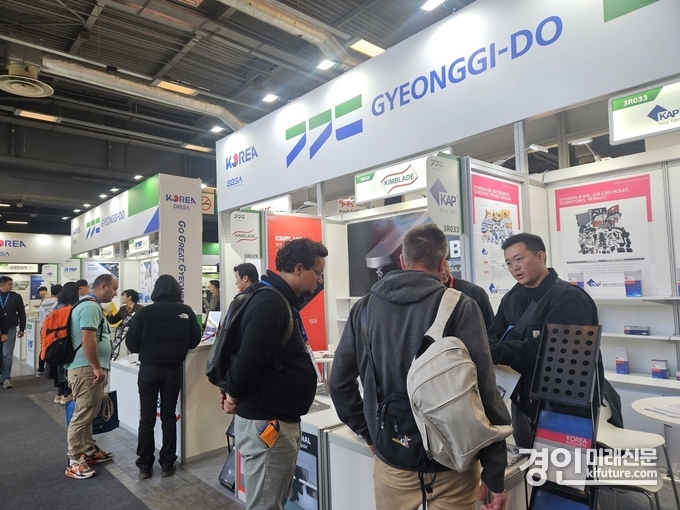 경기도 기업이 ‘에킵 오또(EQUIP AUTO) 2025’에서 바이어에게 제품설명을 하고 있다. <사진=경기도>