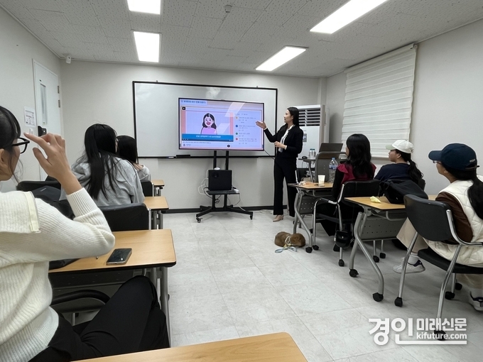 안성시학교밖청소년지원센터가 지난 21일 꿈드림 소속 청소년을 대상으로 ‘디지털 성범죄 예방 교육’을 실시하고 있다. <사진=안성시>
