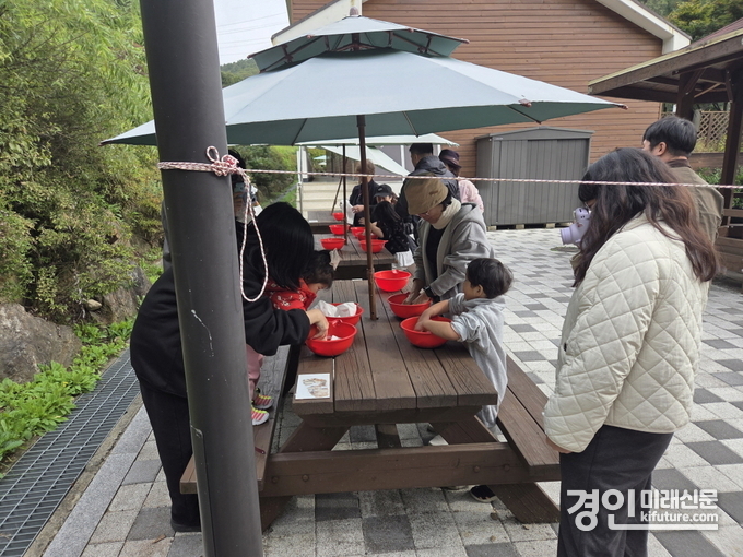 의왕도시공사가 바라산자연휴양림 탄소중립 힐링문화 체험을 진행하고 있다. <사진=의왕시>
