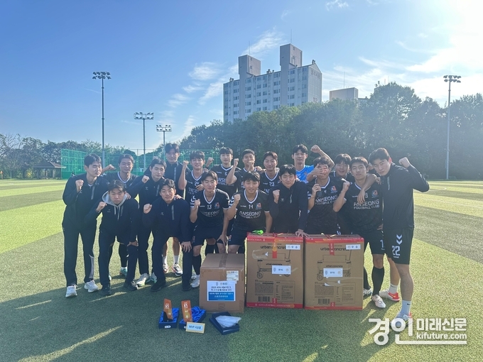 안성시민축구단이 ‘2025 K5 경기도 리그’에서 10전 전승으로 ‘K5 디비전 리그 챔피언십’ 출전권을 획득하고 기념촬영을 하고 있다. <사진=안성시>