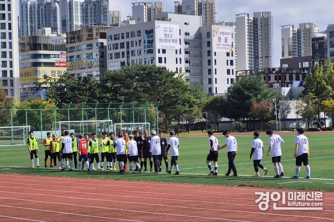 웨신과 성서보수가 경기에 앞서 인사를 나누고 있다. <사진=민경호 기자>