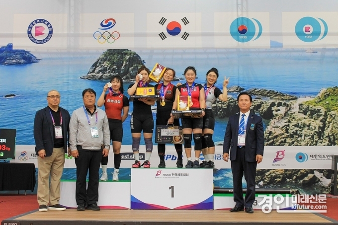 <!--StartFragment -->손아영 선수(수상대 왼쪽 1번째)가 수상대에서 은메달을 걸고 선수들과 기념촬영을 하고 있다. <사진=평택시><!--EndFragment -->