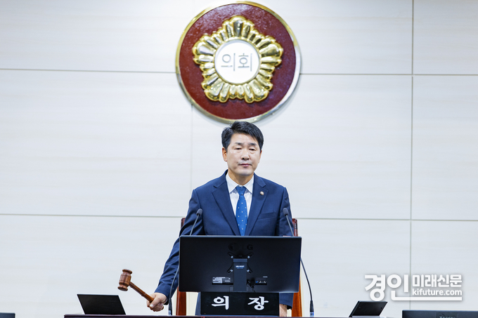 배정수 화성시의회 의장이 폐회를 선언하고 있다. <사진=화성시의회>