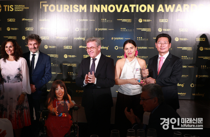 지난 23일(현지시간) 밤 알폰소 13세 호텔에서 이상일 시장(오른쪽)이 ‘다양성과 포용성 우수상’ 수상자에게 시상한 뒤 기념촬영을 하고 있다. <사진=용인시>