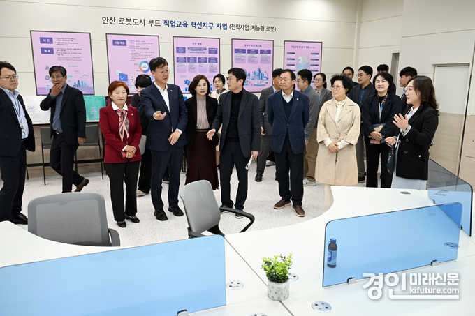 안산시 내외빈 및 관계자들이 직업교육 혁신지구지원센터를 둘러보고 있다. <사진=안산시>